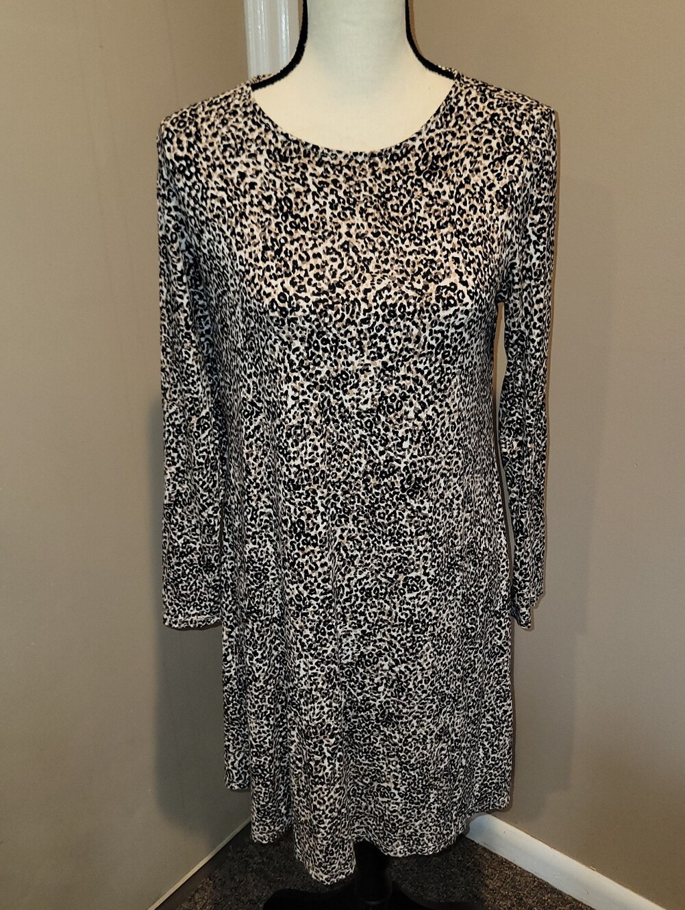 🔥5/$20 Old Navy Black and White Leopard-Print Long Sleeve Dress